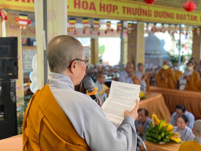 Đại diện đoàn đọc tâm thư của Ni trưởng Thích nữ Tịnh Nguyện gởi hành giả Ni