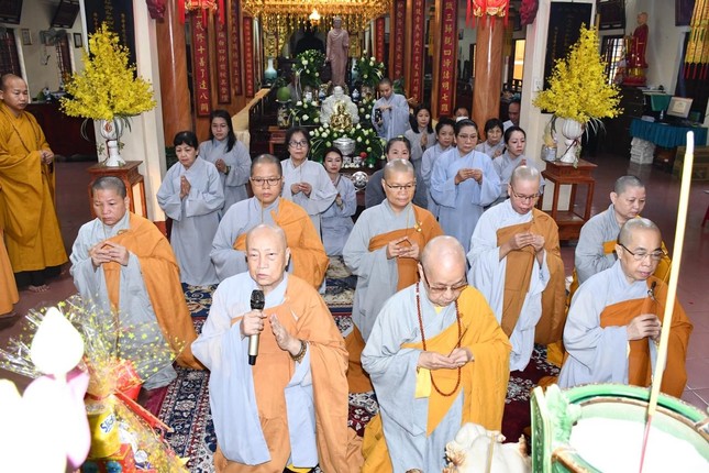 Chư tôn đức Ni Phân ban Ni giới Trung ương niêm hương bạch Phật