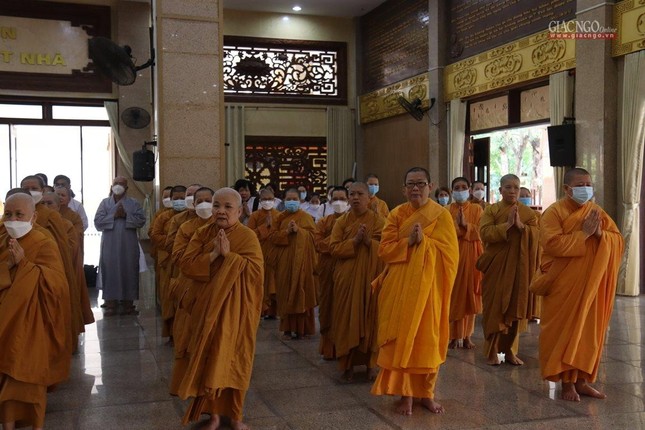 Chư tôn đức Ni Hệ phái Khất sĩ thành kính đảnh lễ Chư tôn đức Ni Hệ phái Khất sĩ thành kính đảnh lễ
