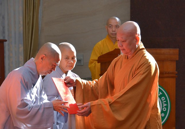 Hòa thượng Trưởng ban Trị sự trao quyết định đến Ủy viên Ban Trị sự