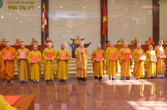 Chư tôn đức Ủy viên Ban Trị sự nhận quyết định