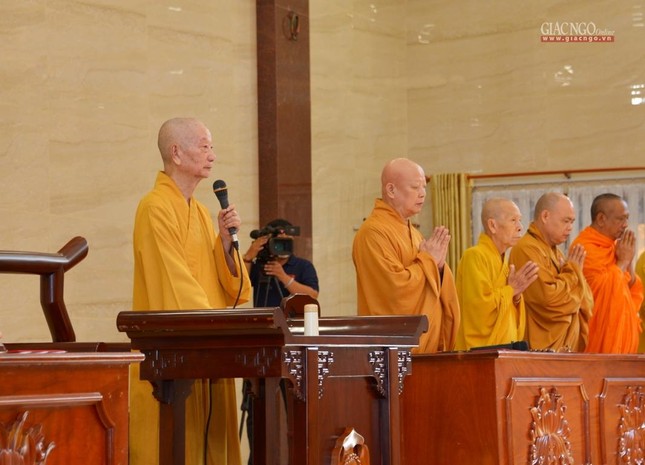 Trưởng lão Hòa thượng Quyền Pháp chủ GHPGVN, Chứng minh Ban Trị sự GHPGVN TP.HCM niệm Phật cầu gia hộ