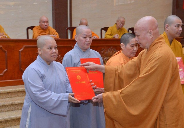 Trao quyết định đến Ủy viên Ban Trị sự