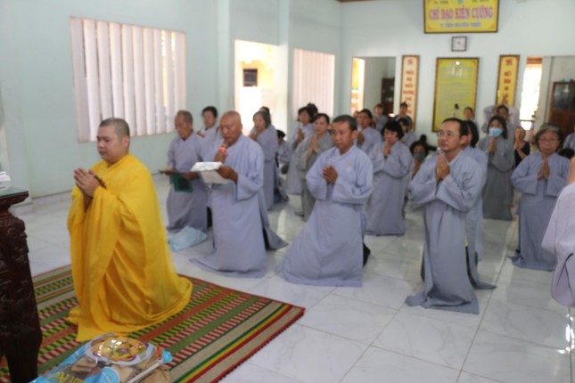 Đại diện đoàn tác bạch cúng dường