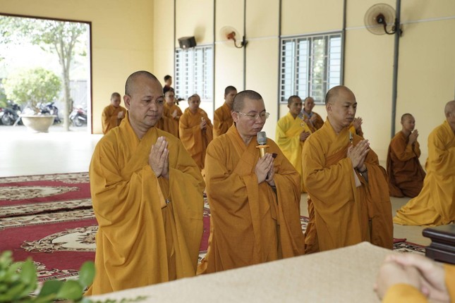 Đại diện trường hạ chùa Tỉnh Hội tỉnh Đồng Nai báo cáo đôi nét về chương trình tu học