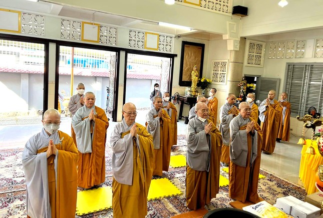 Chư Ni trong đoàn đảnh lễ Tam bảo tại tổ đình Huê Lâm