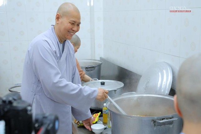 Mỗi hành giả đều được phân công chấp tác, chuẩn bị cho đại chúng