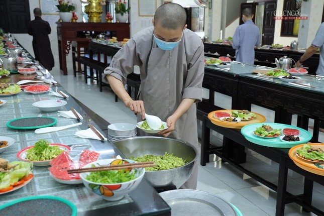 Các hành giả chấp tác chuẩn bị tiểu thực sáng