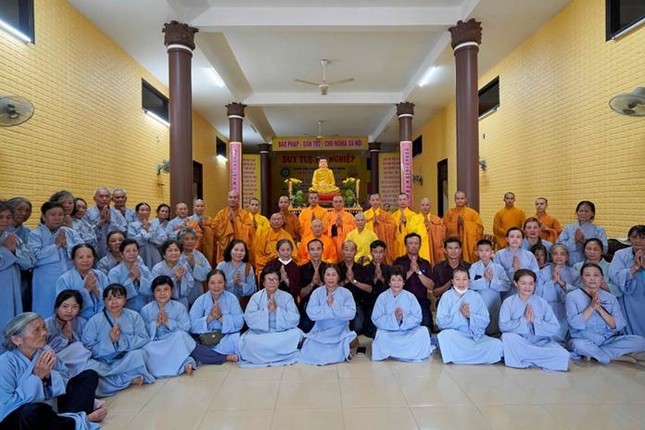 Đạo tràng chùa Linh Phước chụp ảnh lưu niệm