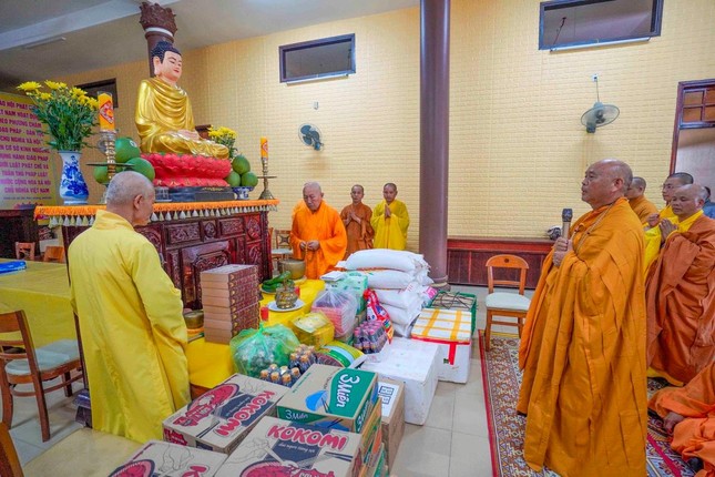 Đoàn chùa Linh Phước cúng dường trường hạ