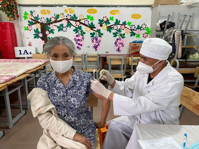 Tiêm vắc-xin cho người dân