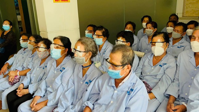 Bệnh nhân nghèo được phẫu thuật mắt miễn phí Bệnh nhân nghèo được phẫu thuật mắt miễn phí