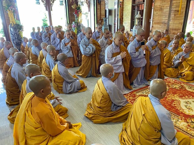 Các giới tử đảnh lễ đại chúng xin thọ giới trong Đại Giới đàn Giác nhiên Các giới tử đảnh lễ đại chúng xin thọ giới trong Đại Giới đàn Giác nhiên