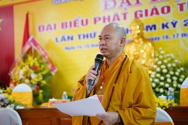 Thượng tọa Thích Đức Thiện thay mặt Trung ương Giáo hội lấy biểu quyết thông qua danh sách nhân sự tân Ban Trị sự GHPGVN tỉnh Hà Tĩnh