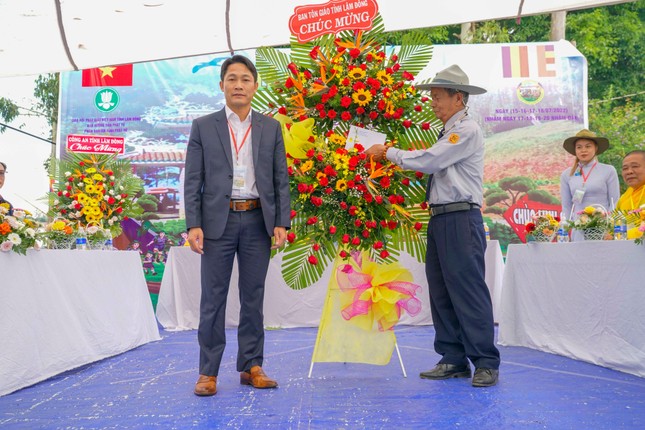 Ông Đặng Xuân Hồng, Phó ban Tôn giáo tỉnh tặng hoa chúc mừng Ông Đặng Xuân Hồng, Phó ban Tôn giáo tỉnh tặng hoa chúc mừng