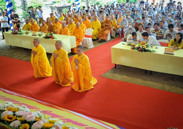 Chư tôn đức chùa Viên Thông tại lễ đặt đá trùng tu các công trình Chư tôn đức chùa Viên Thông tại lễ đặt đá trùng tu các công trình