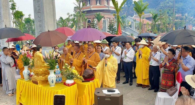 Chư tôn đức chú nguyện cầu nguyện công trình rót đồng đúc tôn tượng Đức Di Lặc Chư tôn đức chú nguyện cầu nguyện công trình rót đồng đúc tôn tượng Đức Di Lặc