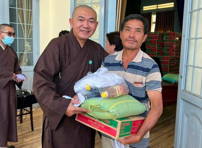Thượng tọa Thích Lệ Quang trao quà đến hộ nghèo