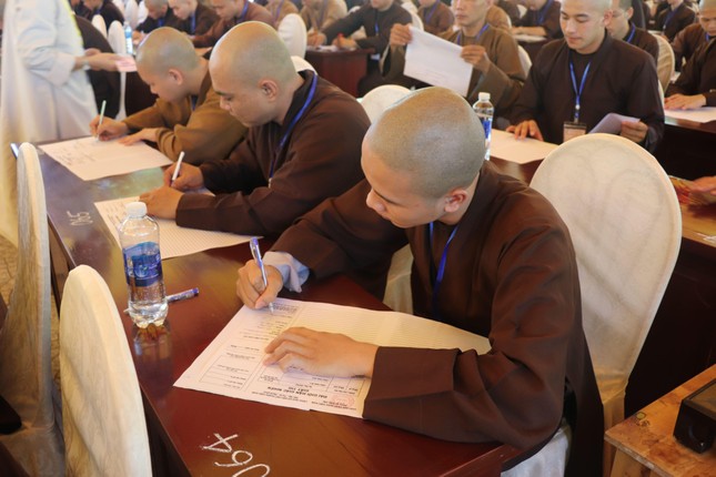 Giới tử làm bài thi để đủ điều kiện tấn đàn thọ nhận giới pháp