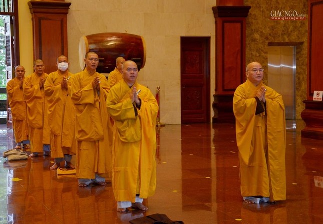 Trong mùa An cư kiết hạ, mỗi tháng 2 kỳ, chư Tăng vân tập tại Việt Nam Quốc Tự bố-tát, sau khi đảnh lễ lịch đại Tổ sư tại Tổ đường