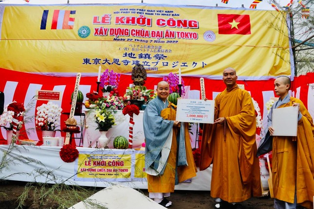 Đại diện Thượng tọa Thích Thanh Phong, trụ trì tổ đình Vĩnh Nghiêm ủng hộ xây dựng chùa Đại Ân tại Nhật Bản - Ảnh: T.Trí Đại diện Thượng tọa Thích Thanh Phong, trụ trì tổ đình Vĩnh Nghiêm ủng hộ xây dựng chùa Đại Ân tại Nhật Bản - Ảnh: T.Trí