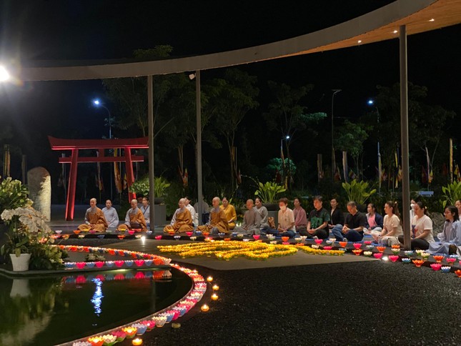 Hoa đăng, tọa thiền tưởng niệm, tri ân các anh hùng, liệt sĩ Hoa đăng, tọa thiền tưởng niệm, tri ân các anh hùng, liệt sĩ