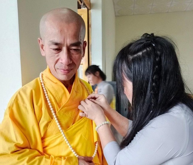 Phật tử cài hoa hồng nhân lễ Vu lan Phật tử cài hoa hồng nhân lễ Vu lan