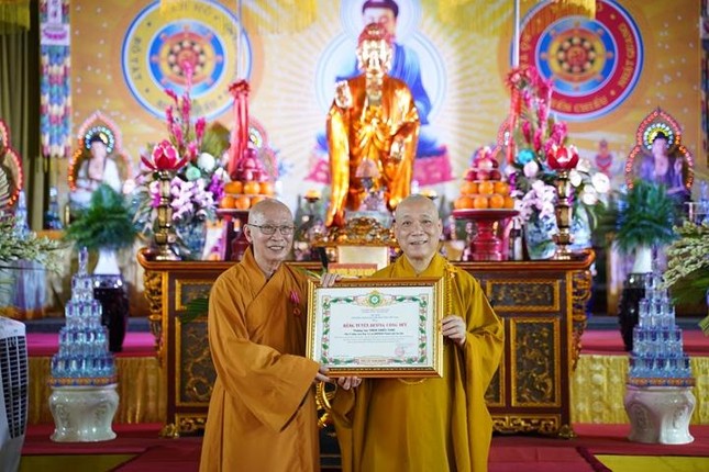 Hòa thượng Thích Bảo Nghiêm đã thay mặt cho Ban Trị sự Phật giáo thủ đô trao Bằng tuyên dương công đức cho Thượng tọa Thích Chiếu Tạng