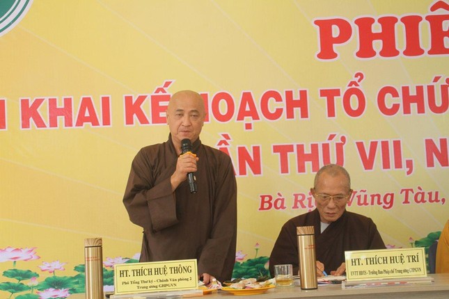 Hòa thượng Thích Huệ Thông phát biểu tại buổi họp