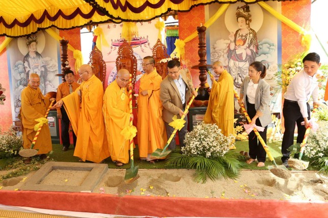 Thực hiện nghi thức khởi công xây dựng ngôi Tam bảo chùa Huệ Long