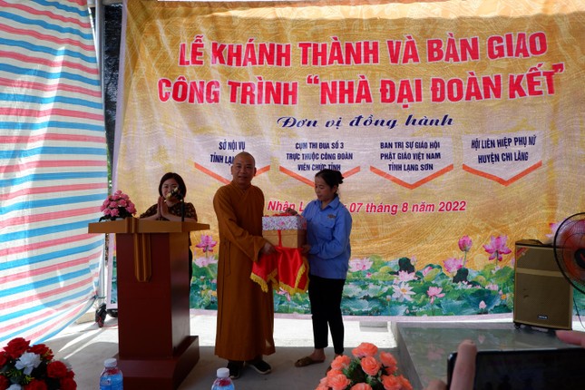 Thượng tọa Thích Quảng Truyền tặng quà đến bà Thủy nhân ngày bàn giao nhà mới