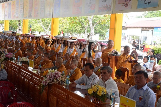 Phật tử nhiễu y cúng dường