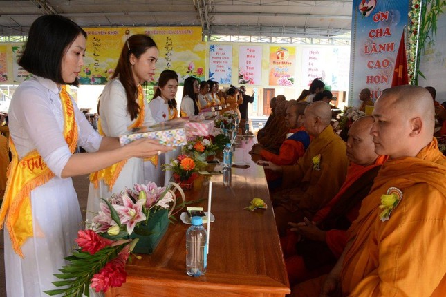 Phật tử dâng pháp y cúng dường