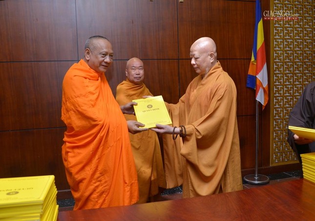 Hòa thượng Danh Lung, Phó Trưởng ban, Phó Trưởng ban Tăng sự GHPGVN TP.HCM nhận quyết định Hòa thượng Danh Lung, Phó Trưởng ban, Phó Trưởng ban Tăng sự GHPGVN TP.HCM nhận quyết định