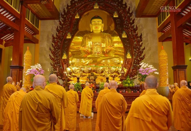 Tại chánh điện Việt Nam Quốc Tự