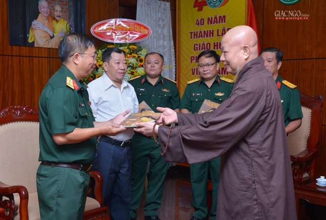 Tặng ấn phẩm Báo Giác Ngộ số đặc biệt Vu lan - Báo hiếu đến thành viên đoàn Tặng ấn phẩm Báo Giác Ngộ số đặc biệt Vu lan - Báo hiếu đến thành viên đoàn