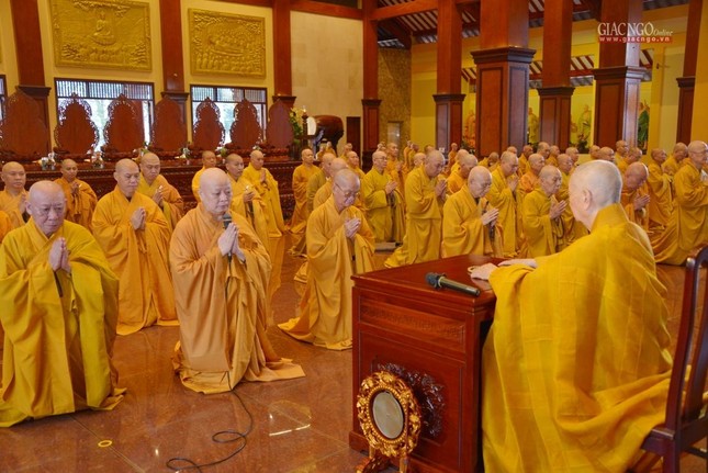 Toàn thể chư Tăng phương tiện cử hành nghi thức đại chúng Tự tứ