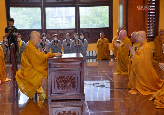 Đức Pháp chủ GHPGVN chúc mừng chư tôn đức tăng thêm tuổi hạ