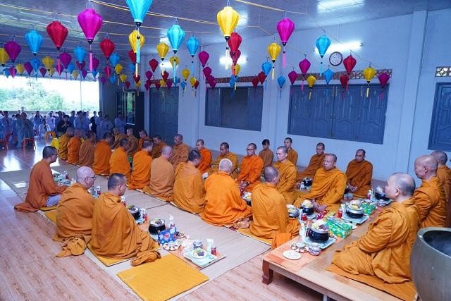 Chư tôn đức Hệ phái Khất sĩ chứng minh lễ cúng dường trai tăng Chư tôn đức Hệ phái Khất sĩ chứng minh lễ cúng dường trai tăng