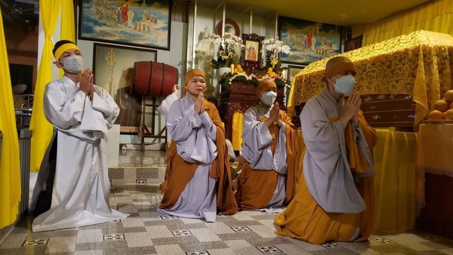 Môn đồ pháp quyến bên kim quan Ni trưởng Thích nữ Như Minh