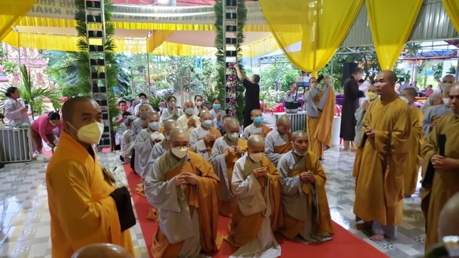 Chư Ni niêm hương tưởng niệm Giác linh Ni trưởng