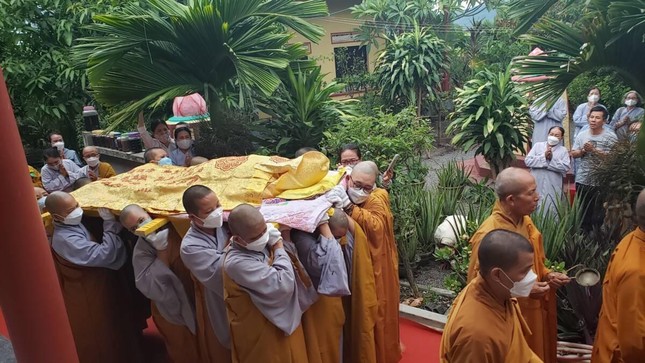 Cung thỉnh nhục thân Ni trưởng Như Minh nhập kim quan