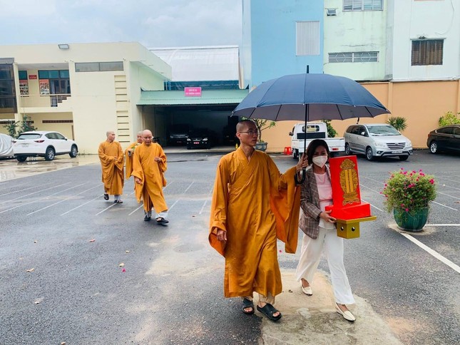 Rước linh vị về chùa Ấn Quang