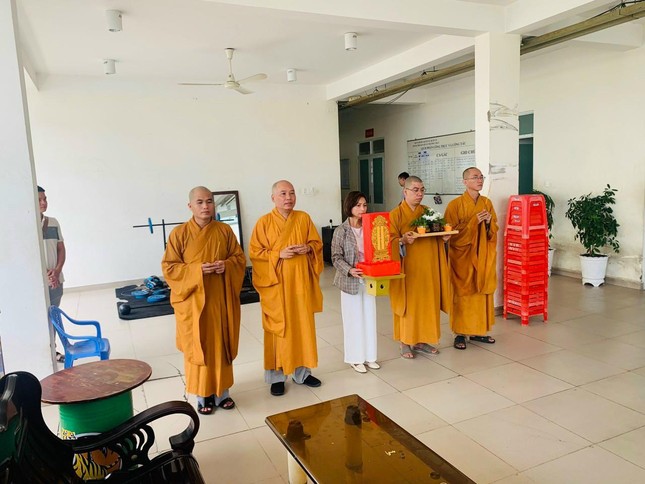 Rước linh vị về chùa nghe kinh