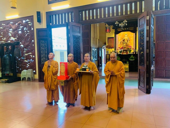 Chư tôn đức Ban Trị sự quận 10 rước hương linh người mất do Covid-19 về chùa Ấn Quang nghe kinh trước khi rước về Việt Nam Quốc Tự vào lúc 7 giờ ngày 21-7-Nhâm Dần