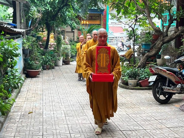 Ban Thường trực Ban Trị sự quận 6 rước chư hương linh đồng bào tử vong và các chiến sĩ, cán bộ hy sinh trong đại dịch Covid-19