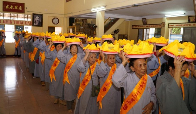 Phật tử nhiễu pháp y cúng dường - Ảnh: Minh Lộc Phật tử nhiễu pháp y cúng dường - Ảnh: Minh Lộc