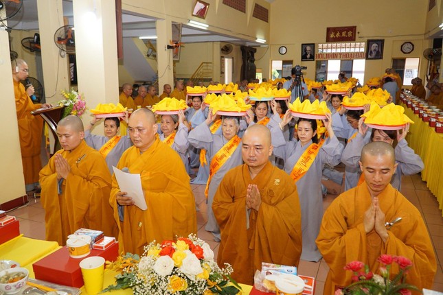 Thượng tọa Thích Thiện Chơn dâng lời khánh tuế đến chư tôn đức giáo phẩm - Ảnh: Minh Lộc Thượng tọa Thích Thiện Chơn dâng lời khánh tuế đến chư tôn đức giáo phẩm - Ảnh: Minh Lộc