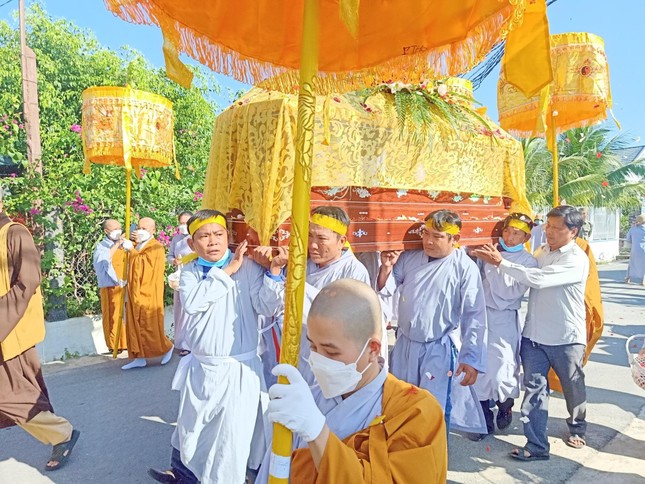 Môn đồ pháp quyết cung tống kim quan Ni trưởng đến nơi trà-tỳ Môn đồ pháp quyết cung tống kim quan Ni trưởng đến nơi trà-tỳ