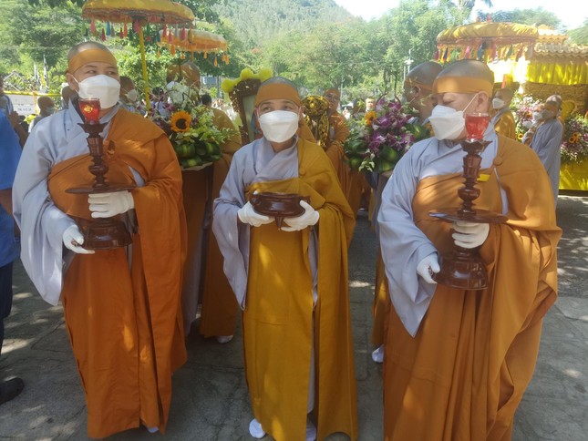 Đến nơi làm lễ trà-tỳ Đến nơi làm lễ trà-tỳ